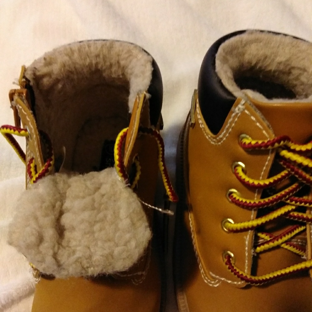 WATERPROOF Boots - Picture 3 of 6
